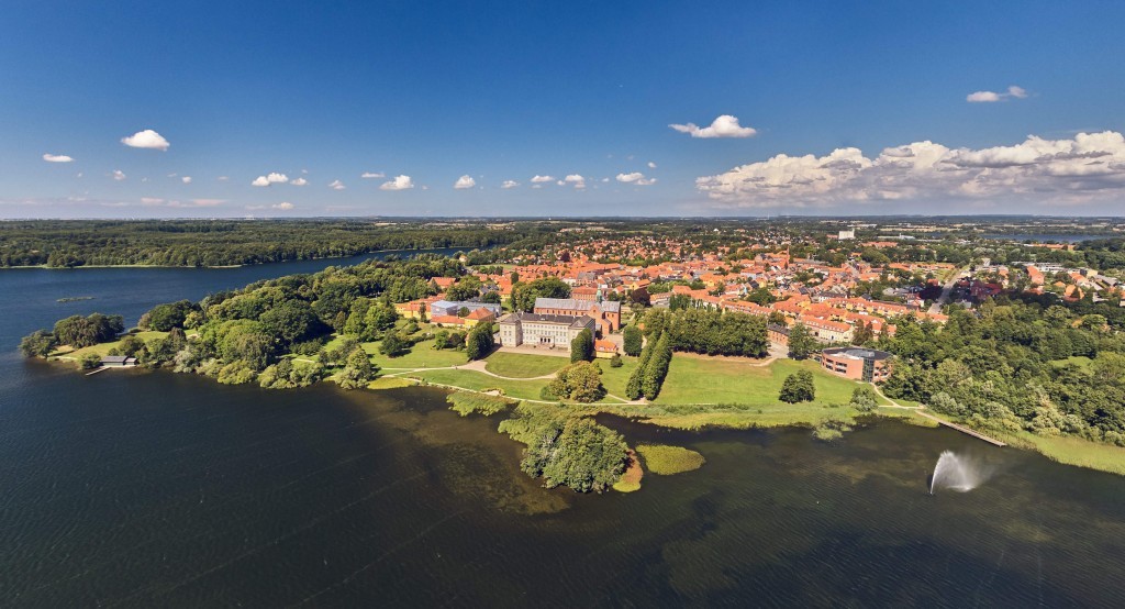 dronographica aerial imaging Sorø akademi springvand sø drone droner sommer blå himmel skyer